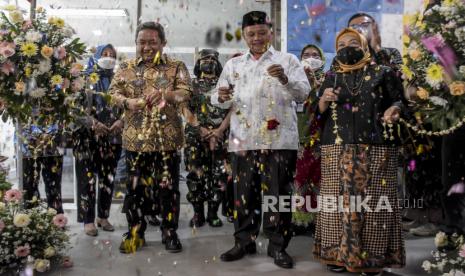 Wakil Gubernur Jawa Barat Uu Ruzhanul Ulum (tengah) bersama Wali Kota Bandung Yana Mulyana (kiri) menggunting pita saat peresmian Mal Pelayanan Publik Kota Bandung di Jalan Cianjur, Batununggal, Kota Bandung, Selasa (23/8/2022). Pemerintah Kota Bandung meresmikan Mal Pelayanan Publik (MPP) yang memiliki 97 layanan dari 28 gerai instansi internal dan eksternal. MPP tersebut bertujuan untuk meningkatkan serta memberikan pelayanan publik yang mudah, cepat, aman, nyaman dan terjangkau. Republika/Abdan Syakura