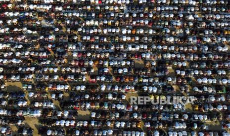  Umat Islam melaksanakan Sholat Idul Fitri (ilustrasi). Mandi yang dilakukan karena ingin melaksanakan Sholat Sholat Idul Fitri hukumnya sunah.