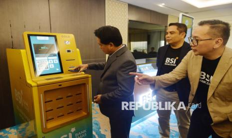 Direktur Utama BSI Hery Gunardi (kiri) didampingi Direktur Sales dan Distribution Anton Sukarna (kedua kiri) mencoba mesin ATM Emas saat meninjau kesiapan Bank Emas BSI di Gedung BSI, Jakarta, Rabu (5/3/2025). BSI memperkuat komitmen untuk menjadikan ekonomi syariah sebagai salah satu pendorong utama pertumbuhan ekonomi nasional, setelah perseroan resmi ditunjuk sebagai salah satu pengelola bisnis bank emas atau bullion bank pertama di Indonesia.