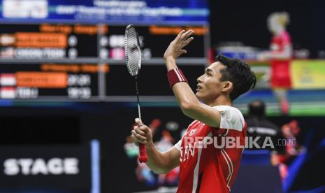 Pebulu tangkis tunggal putra Indonesia Jonatan Christie memberi salam kepada penonton usai menang di Piala Thomas 2022.