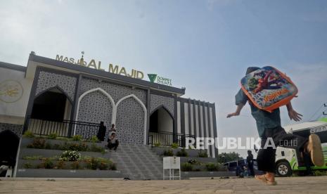 Suasana Masjid Al-Majid Dompet Dhuafa di Jalan Baturaja (Lintas Sumatera), Bukit Kemuning, Lampung Utara, Kamis (14/10). Masjid yang berdiri di tanah wakaf seluas lebih dari satu hektare ini telah menjadi kebanggaan masyarakat sekitar, Nantinya bukan hanya Masjid, juga akan menjadi kawasan tempat masyarakat sekitar untuk membangun peradaban.