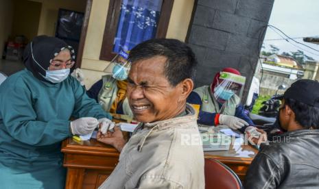 Pedagang mengikuti uji rapid test di pasar hewan Manonjaya, Kabupaten Tasikmalaya, Jawa Barat, Rabu (15/7/2020). Tes diagnostik cepat atau rapid test COVID-19 yang ditujukan untuk pedagang hewan tersebut dalam rangka penerapan protokol kesehatan seiring tatanan normal baru di tengah pandemi COVID-19. 