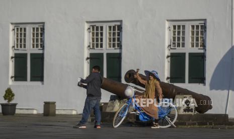 Warga berfoto saat berwisata di kawasan Kota Tua, Jakarta.