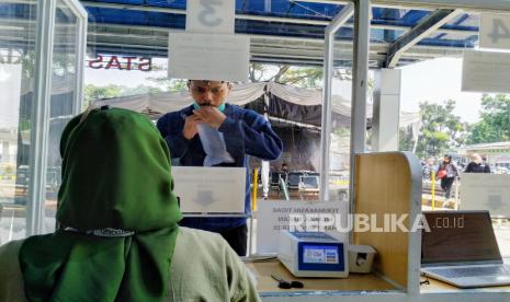 Calon penumpang kereta api melakukan tes GeNose C19, di Stasiun Kiaracondong, Kota Bandung, Jawa Barat (ilustrasi). Sebagai KA jarak jauh, calon penumpang KA Baturraden Ekspress diharuskan memiliki surat bebas Covid-19.