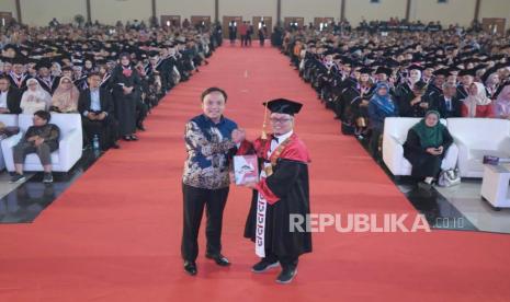 Telkom University mewisuda 1.479 lulusan dari seluruh fakultas, Sabtu (26/8/2023) secara luring. Mereka diharapkan bersaing di dunia kerja dan usaha serta menjadi problem solving di masyarakat. 