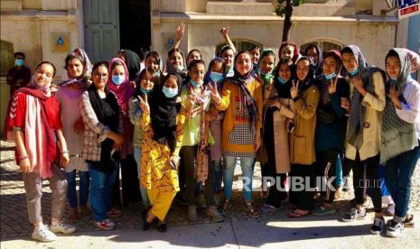 Dalam foto yang diberikan kepada The Associated Press ini, anggota tim sepak bola putri nasional Afghanistan terlihat pada Selasa, 21 September 2021, di Lisbon, Portugal. Minggu malam larut, hampir tiga minggu setelah penarikan Amerika dari Afghanistan, gadis-gadis dan keluarga mereka mendarat di Lisbon setelah koalisi internasional datang untuk menyelamatkan mereka.