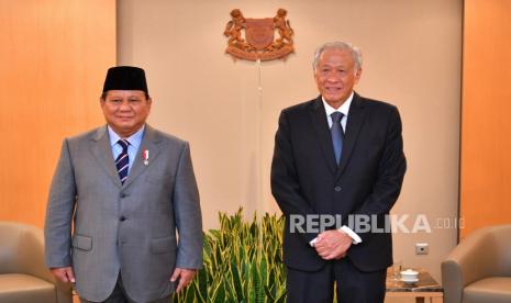  Foto handout yang disediakan oleh Kementerian Pertahanan Singapura (MINDEF) menunjukkan Menteri Pertahanan Indonesia Prabowo Subianto (kiri) berfoto dengan timpalannya dari Singapura Ng Eng Hen selama pertemuan mereka di Singapura, 10 Juni 2022. Prabowo dalam kunjungan resmi ke negara kota dan untuk menghadiri Dialog Shangri-la IISS, pertemuan puncak pertahanan tingkat tinggi tahunan di kawasan Asia Pasifik yang telah ditunda selama dua tahun terakhir karena pandemi COVID-19. KTT akan diadakan dari 10-12 Juni 2022