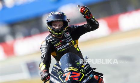 Pembalap Italia Marco Bezzecchi dari Mooney VR46 Racing Team saat merayakan kemenangan.