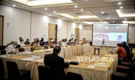 Suasana kegiatan public hearing peninjauan penetapan tarif pengangkutan gas bumi yang diselenggarakan oleh Badan Pengatur Hilir Minyak dan Gas Bumi (BPH Migas) di Bekasi, Jawa Barat, Kamis (22/4). Penetapan tarif yang diatur diantaranya pengangkutan gas bumi melalui ruas Wunut - Ngoro milik PT Dharma Pratama Sejati, Ruas KP 4.3 - PLN Kanaan, Muara Karang - Muara Tawar dan Belawan - KIM - KEK milik Pertamina Gas. Republika/Thoudy Badai