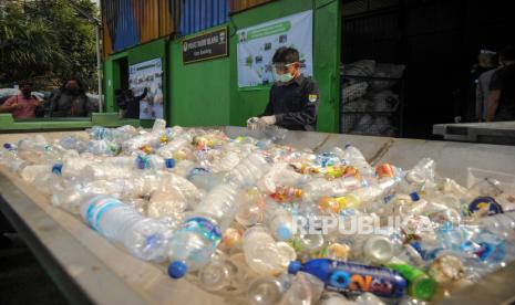 Petugas memilah sampah plastik di Pusat Daur Ulang Cicabe, Bandung, Jawa Barat, Selasa (7/9/2021). Pusat Daur Ulang Cicabe Kota Bandung mampu mengolah 500 kilogram hingga 1 ton sampah plastik per hari untuk diolah menjadi bijih plastik.