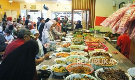 Kuliner tradisional Sunda, di Jalan Trunojoyo, Kota Bandung, Jawa Barat. Alasan historis memengaruhi cita rasa kuliner tradisional suatu daerah.