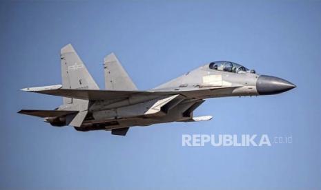  FILE - Dalam file foto tak bertanggal ini yang dirilis oleh Kementerian Pertahanan Taiwan, sebuah jet tempur PLA J-16 China terbang di lokasi yang dirahasiakan. Kementerian Pertahanan Taiwan mengatakan mulai tahun depan pulau itu akan menggunakan sistem pertahanan pesawat nir-awak di pinggir pantainya. 