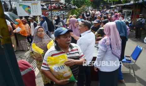 Antrean warga saat Operasi Pasar Beras Medium di Kecamatan Cibeunying Kidul, Kota Bandung, Jawa Barat, Rabu (28/2/2024). 