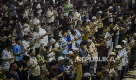 Sejumlah umat Islam membaca doa qunut saat melaksanakan sholat subuh.