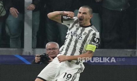  Pemain Juventus Leonardo Bonucci merayakan setelah mencetak gol pembuka timnya selama pertandingan sepak bola grup H Liga Champions antara Juventus dan Paris Saint Germain di stadion Allianz di Turin, Italia,  Kamis (3/11/2022) dini hari WIB.