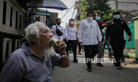 Menteri Sosial Tri Rismaharini (ketiga kanan) melakukan sidak di permukiman penduduk, Karang Tengah, Kota Tangerang, Banten, Rabu (28/7/2021). Risma menjadi menteri dengan kinerja paling memuaskan dalam hal penanganan pandemi Covid-19 menurut survei Arus Survei Indonesia. (ilustrasi)