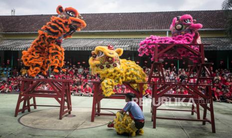 Atraksi barongsai Tripusaka menghibur siswa di SD WaAtraksi barongsai kesenian dan budaya Tionghoa 