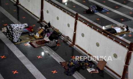 Lailatul Qadar Malam Spesial untuk Umat Nabi Muhammad. Umat muslim menunaikan Shalat Tahajud saat beritikaf pada sepuluh malam terakhir Ramadhan 1442 H di Masjid Pusdai, Kota Bandung, Senin (3/5) dini hari. Pada 10 hari menjelang berakhirnya bulan Ramadhan, umat muslim melakukan Itikaf untuk meraih malam kemuliaan (Lailatul Qadar) dengan membaca Alquran, Shalat Tahajud (malam) dan berzikir. Foto: Republika/Abdan Syakura