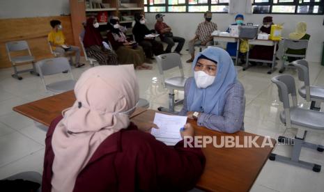 Tenaga kesehatan memeriksa kesehatan warga sebelum disuntikkan vaksin covid-19 Pfizer dosis pertama di SDN Kalibata 11, Jakarta, Selasa (14/9). Gubernur DKI Jakarta Anies Baswedan menyebutkan ada sekitar 2,5 juta warga pemilik kartu tanda penduduk (KTP) Jakarta belum mengikuti vaksinasi Covid-19. Sebagian besar warga Jakarta yang belum divaksinasi itu tidak mau karena berbagai alasan dan perlu pendekatan secara persuasif.Prayogi/Republika.