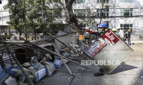 Seorang demonstran memegang perisai darurat di samping penghalang jalan selama protes menentang kudeta militer, di Yangon, Myanmar, 02 Maret 2021. 