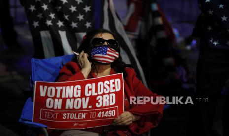  Seorang pendukung Presiden Donald Trump berdemonstrasi di luar Pennsylvania Convention Center tempat penghitungan suara, Kamis, 5 November 2020, di Philadelphia, setelah pemilihan hari Selasa. 