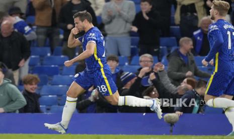 Pemain Chelsea Cesar Azpilicueta merayakan setelah mencetak gol kedua timnya dalam pertandingan sepak bola Liga Inggris antara Chelsea dan Arsenal di Stamford Bridge di London, Rabu, 20 April 2022.