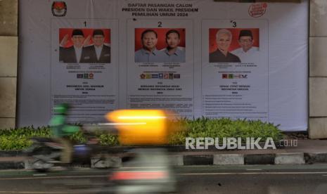 Sebuah baliho sosialisasi visi dan misi tiga pasangan calon presiden dan wakil presiden 2024 terpasang di kawasan Kuningan, Jakarta, Selasa (9/1/2024). Baliho sosialisasi tersebut bertujuan untuk mengedukasi masyarakat agar mengetahui visi dan misi ketiga paslon capres-cawapres 2024 serta mengajak masyarakat untuk menggunakan hak pilihnya pada 14 Februari 2024.