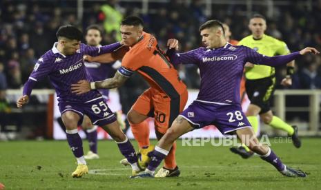 Lautaro Martinez dari Inter (tengah) membawa bola saat pertandingan sepak bola Serie A Italia antara Fiorentina dan Inter di Stadion Artemio Franchi, di Florence, Italia, Senin (29/1/2024) dini hari WIB.