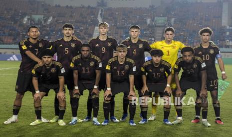 Para pemain timnas Jerman berpose sebelum pertandingan babak penyisihan Grup F Piala Dunia U17 2023 Indonesia.