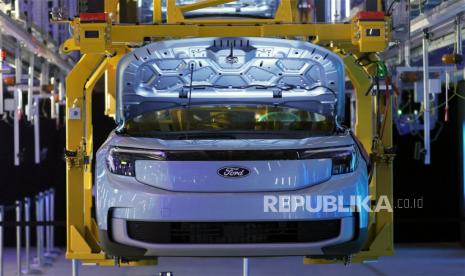 Kendaraan listrik milik Ford ditampilkan dalam upacara pembukaan Ford Cologne Electric Vehicle Center di Cologne, Jerman.