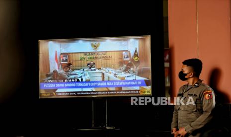 Anggota Kepolisian menyaksikan sidang banding kode etik Polri terhadap mantan Kepala Divisi Propam Polri Ferdy Sambo yang di Gedung TNCC Polri, Jakarta, Senin (19/9/2022).Majelis sidang banding kode etik memutuskan menolak permohonan banding terkait pemberhentian tidak dengan hormat (PTDH) atau pemecatan sebagai anggota Polri terhadap Ferdy Sambo atas kasus tewasnya Brigadir J. Dengan putusan tersebut, mantan Kadiv Propam tersebut resmi dipecat sebagai anggota Polri. Republika/Thoudy Badai