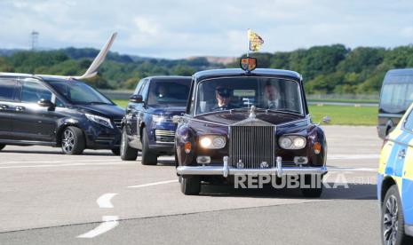 Iring-iringan yang membawa Raja Charles III dan Permaisuri meninggalkan Bandara Edinburgh sebelum bergabung dengan prosesi peti mati mendiang Ratu dari Istana Holyroodhouse ke Katedral St Giles, Edinburgh, Senin, 12 September 2022. Ratu Elizabeth II, terpanjang di Inggris -memerintah raja dan batu stabilitas di sebagian besar abad yang bergejolak, meninggal Kamis 8 September 2022, setelah 70 tahun di atas takhta. Dia berusia 96 tahun.