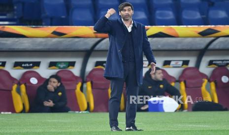 Pelatih AS Roma Paulo Fonseca bereaksi selama pertandingan perempat final Liga Eropa UEFA, pertandingan sepak bola leg kedua antara AS Roma dan Ajax Amsterdam di Roma, Italia, 15 April 2021.