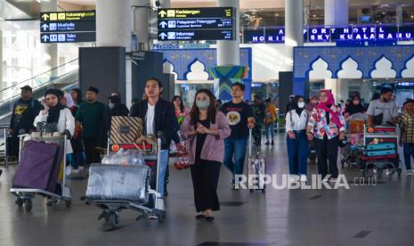 Penumpang tiba di terminal kedatangan Bandara Internasional Kualanamu, Deli Serdang, Sumatera Utara, Senin (17/4/2023). 