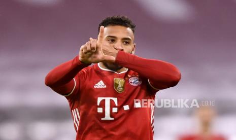 Pemain Munich Corentin Tolisso melakukan selebrasi usai mencetak gol 2-3 dalam pertandingan sepak bola Bundesliga Jerman antara FC Bayern Munich melawan DSC Arminia Bielefeld di Munich, Jerman, 15 Februari 2021.