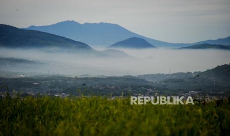 Kabut tipis menyelimuti wilayah Bandung Raya. BMKG mencatat suhu cuaca dingin di Kota Bandung masih akan terjadi hingga bulan depan.