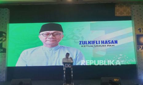 Ketua Umum PAN Zulkifli Hasan memberikan sambutan dalam acara Simposium Peringatan Satu Abad Nahdlatul Ulama (NU) di Hotel Sheraton, Kota Surabaya, Sabtu (18/2/2023). 