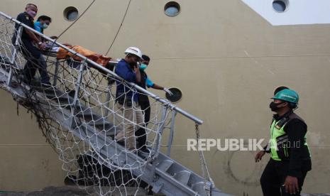 Sejumlah petugas menandu penumpang saat turun dari Kapal Motor (KM) Gunung Dempo yang bersandar di Dermaga Jamrud Utara, Pelabuhan Tanjung Perak, Surabaya, Jawa Timur. ilustrasi