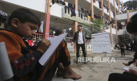 Guru bahas Inggris Tariq Al-Annabi di sekolah PBB Rafah, Jalur Gaza Ahad (26/11/2023). Hamas Israel sepakat melakukan genjatan senjata