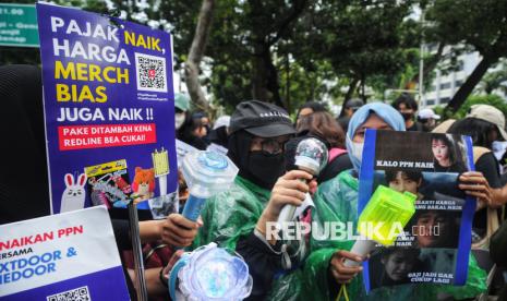 Sejumlah orang melakukan aksi  demonstrasi di seberang Istana Merdeka, Jakarta, Kamis (19/12/2024). Dalam aksinya mereka menolak kenaikan Pajak Pertambahan Nilai (PPN) 12 persen pada 2025. Menurut mereka kenaikan PPN tersebut akan tetap memberatkan masyarakat karena berpengaruh terhadap kenaikan harga.