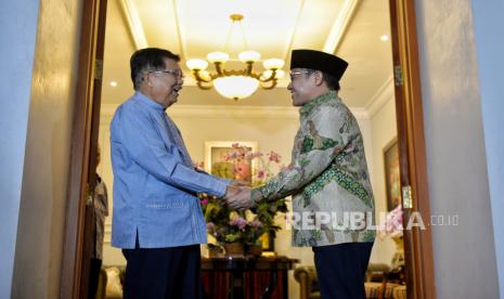 Wakil Presiden Republik Indonesia ke 10 dan 12 Jusuf Kalla (kiri) menyambut kedatangan Ketua Umum Partai Kebangkitan Bangsa (PKB) Muhaimin Iskandar (kanan) saat melakukan pertemuan di kediaman pribadi Jusuf Kalla di Jakarta, Sabtu (6/5/2023). Pertemuan tersebut dalam rangka silaturahmi lebaran 2023 sekaligus melakukan safari politiknya dengan melakukan kunjungan terhadap beberapa Wakil Presiden Republik Indonesia.