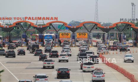 Kendaraan pemudik melintas menuju gerbang Tol Cipali, Palimanan, Cirebon, Jawa Barat, Kamis (24/12). Memasuki arus balik libur Tahun Baru 2021, kondisi ruas tol Cipali terpantau ramai lancar, Ahad (3/1).