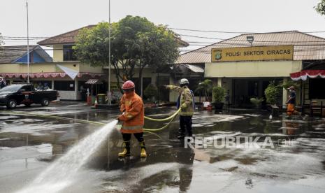 Suasana pasca penyerangan di Polsek Ciracas, Jakarta, Sabtu, (29/8). Polsek Ciracas dikabarkan diserang oleh sejumlah orang tak dikenal pada Sabtu (29/8) dini hari. Republika/Putra M. Akbar