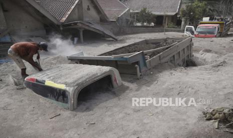  Seorang pria memeriksa truk yang tertimbun abu pasca erupsi Gunung Semeru di Kabupaten Lumajang, (ilustrasi).