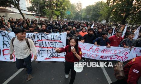 Ratusan Mahasiswa Kepung DPRD Jabar, Soroti Pelemahan Rupiah
