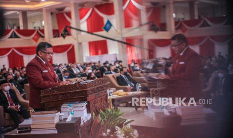 Sekretaris Jenderal PDI Perjuangan Hasto Kristiyanto menyampaikan ringkasan disertasinya pada sidang promosi doktor Program Studi Ilmu Pertahanan Universitas Pertahanan di Sentul, Kabupaten Bogor, Jawa Barat, Senin  (6/6/2022). Majelis penguji menyatakan Hasto Kristiyanto lulus cum laude dengan disertasi berjudul Diskursus Pemikiran Geopolitik Soekarno dan Relevansinya Terhadap Pertahanan Negara.