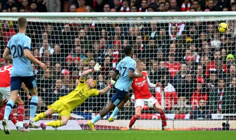  Pemain Brentfords Ivan Toney (kedua dari kanan) melewatkan kesempatan untuk mencetak gol saat kiper Arsenal Aaron Ramsdale (berbaju kuning) melakukan penyelamatn untuk mendapatkan bola pada pertandingan sepak bola Liga Utama Inggris antara Arsenal  dan Brentford FC di London, Inggris, Sabtu (11/2/2023).