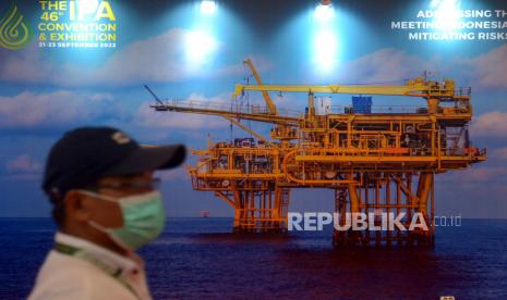 Pengunjung melintas di dekat salah satu stan pada acara Indonesian Petroleum Association (IPA) Convention and Exhibition ke-46 Tahun 2022 di JCC, Jakarta. Kepastian hukum dalam revisi UU Migas masih jadi isu investasi industri hulu