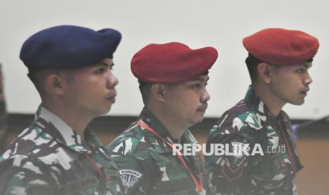 Tiga Prajurit TNI AL terdakwa kasus pembunuhan bos rental mobil Kelasi Kepala Bah Bambang Apri Atmojo (kiri), Sertu Bah Akbar Adli (tengah), dan Sertu Kom Rafsin Hermawan (kanan) menjalani saat sidang perdana di Pengadilan Militer II-08, Jakarta Timur, Senin (10/2/2025).  Sidang beragendakan pembacaan dakwaan terhadap tiga terdakwa dalam kasus penembakan bos rental mobil di rest area Km 45 Tol Tangerang-Merak. 