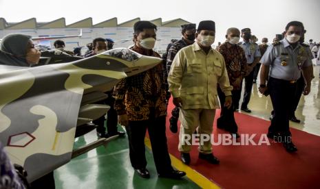 Menteri Pertahanan Prabowo Subianto (kedua kiri) bersama Dirut PTDI Gita Amperiawan (kiri) meninjau pameran alutsista sebelum prosesi serah terima pesawat di Hanggar Aircraft Services PTDI KP II, Jalan Pajajaran, Kota Bandung, Rabu (15/6/2022). Menteri Pertahanan Prabowo Subianto menyerahkan satu unit pesawat CN235-220 Maritime Patrol Aircraft (MPA) dan dua unit helikopter anti kapal selam (AKS) dari PTDI ke TNI AL sebagai bentuk penguatan alat utama sistem senjata Tentara Nasional Indonesia (Alutsista) untuk pertahanan dan patroli maritim Indonesia. Foto: Republika/Abdan Syakura